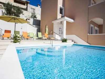 Bazen u objektu Apartment Appartement in Dugi Rat mit Großer Terrasse by Interhome ili u blizini