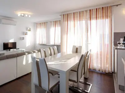 Kuhinja ili čajna kuhinja u objektu Apartment Appartement in Dugi Rat mit Großer Terrasse by Interhome