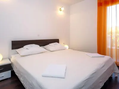 Krevet ili kreveti u jedinici u objektu Apartment Appartement in Dugi Rat mit Großer Terrasse by Interhome