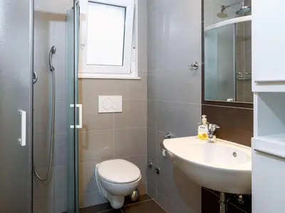 Kupaonica u objektu Apartment in Dugi Rat mit Großer Terrasse by Interhome