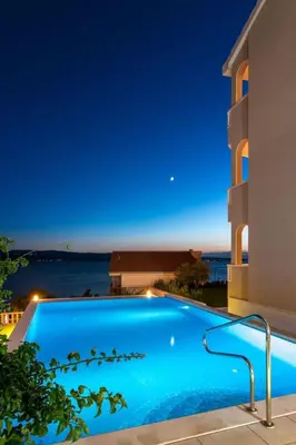 Bazen u objektu Apartment in Dugi Rat mit Großer Terrasse by Interhome ili u blizini