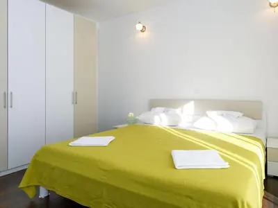 Krevet ili kreveti u jedinici u objektu Apartment in Dugi Rat mit Großer Terrasse by Interhome