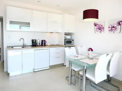 Kuhinja ili čajna kuhinja u objektu Apartment Strandnahe Ferienwohnung mit Terrasse by Interhome