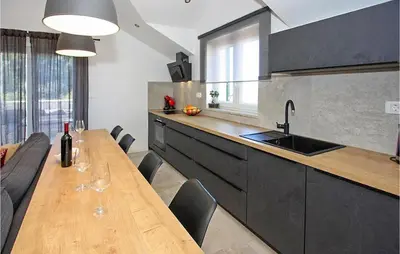 Kuhinja ili čajna kuhinja u objektu 1 Bedroom Lovely Apartment In Supetar