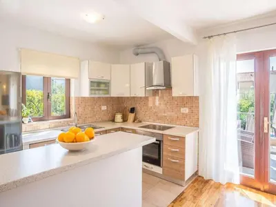 Kuhinja ili čajna kuhinja u objektu Villa in Podstrana with barbecue and Wi-Fi