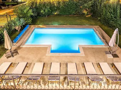 Bazen u objektu Villa in Podstrana with barbecue and Wi-Fi ili u blizini