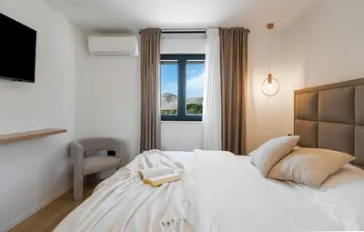Krevet ili kreveti u jedinici u objektu NEW! Stylish 4-Bedroom Villa Agrosa with 30 m2 Private Pool, Hydromassage, Finnish Sauna and Fun zone