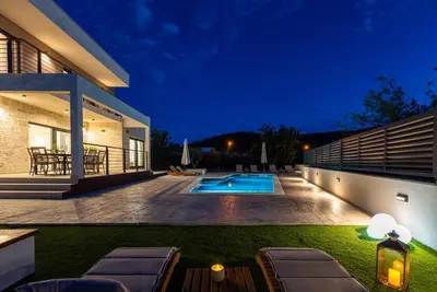 Bazen u objektu NEW! Stylish 4-Bedroom Villa Agrosa with 30 m2 Private Pool, Hydromassage, Finnish Sauna and Fun zone ili u blizini