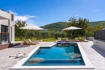 Bazen u objektu NEW! Stylish 4-Bedroom Villa Agrosa with 30 m2 Private Pool, Hydromassage, Finnish Sauna and Fun zone ili u blizini