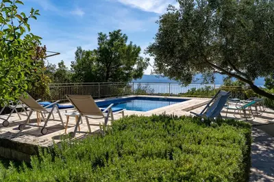 Bazen u objektu The Captain's House heated pool, sea views ili u blizini