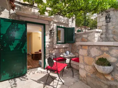 Popločani dio dvorišta ili vanjski dio objekta Apartment in Omiš mit Privatem Balkon by Interhome