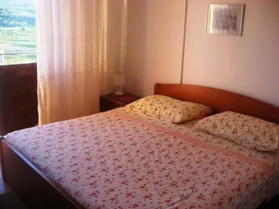 Krevet ili kreveti u jedinici u objektu Apartment Schöne Ferienwohnung in Jelsa mit Schönem Balkon by Interhome