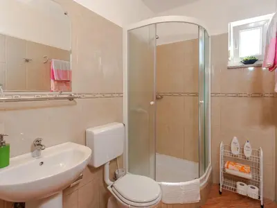 Kupaonica u objektu Apartment Parterre-Ferienwohnung für vier Personen by Interhome