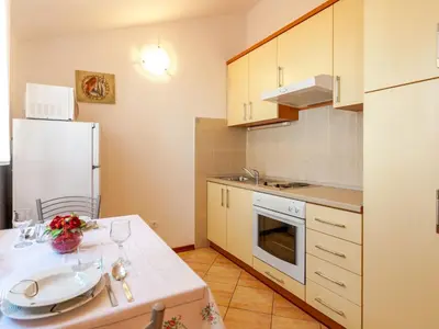 Kuhinja ili čajna kuhinja u objektu Apartment Wohnung für zwei Personen im zweiten Stock by Interhome
