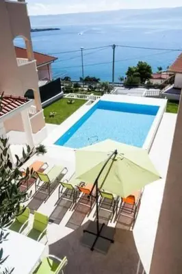 Bazen u objektu Apartment in Dugi Rat mit Großer Terrasse by Interhome ili u blizini