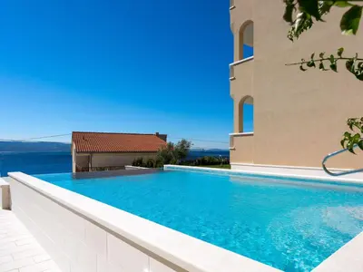 Bazen u objektu Apartment in Dugi Rat mit Großer Terrasse by Interhome ili u blizini