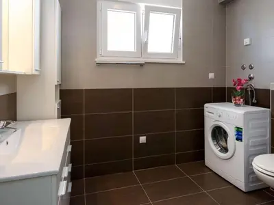 Kupaonica u objektu Apartment in Dugi Rat mit Großer Terrasse by Interhome