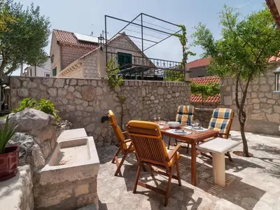 Popločani dio dvorišta ili vanjski dio objekta Apartment Große Ferienwohnung in Omiš mit Privatem Balkon by Interhome