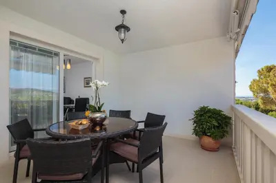 Balkon ili terasa u objektu Villa Pinija with pool, terraces and garden