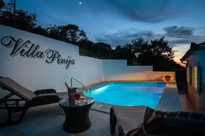 Bazen u objektu Villa Pinija with pool, terraces and garden ili u blizini