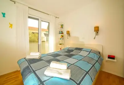 Krevet ili kreveti u jedinici u objektu 2bedroom apt, quiet neighbourhood, 300m from Beach, Apt Laura