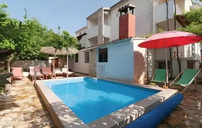 Bazen u objektu Villa Katina Supetar ili u blizini