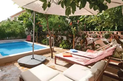 Bazen u objektu Villa Katina Supetar ili u blizini