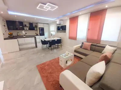 Kuhinja ili čajna kuhinja u objektu Luxury two bedroom-apartman by the see