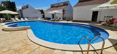 Bazen u objektu Beach front with Swimming pool, Illyria Resort Apt 101 ili u blizini