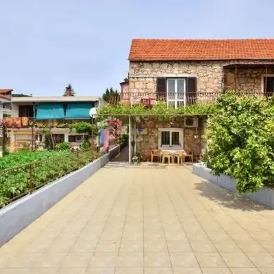 Three bedded room with an outdoor kitchen