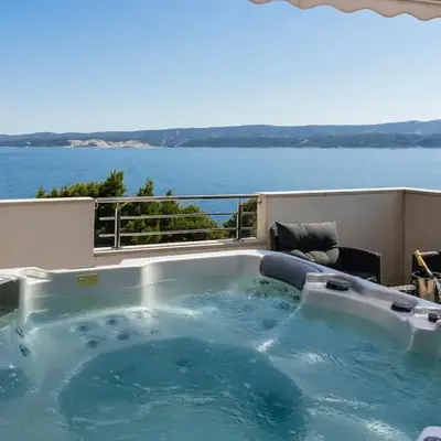 Seaside Luxury Villa with Jacuzzi and Sea View