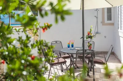 Vrt u objektu Villa with private pool terrace and garden