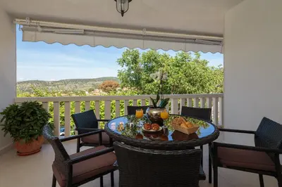 Balkon ili terasa u objektu Villa with private pool terrace and garden