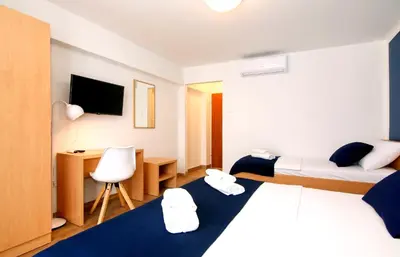 Krevet ili kreveti u jedinici u objektu Villa Victoris Beachfront Luxury Villa with Heated Spa Pool Podstrana