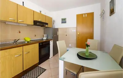 Kuhinja ili čajna kuhinja u objektu Stunning Apartment In Brela With Wifi