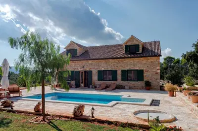 Bazen u objektu Villa Miranda Hvar ili u blizini