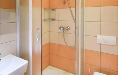 Kupaonica u objektu Cozy Apartment In Podstrana With House Sea View