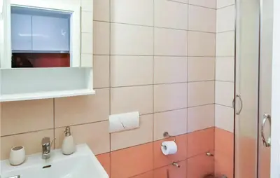 Kupaonica u objektu Stunning Apartment In Podstrana With Wifi