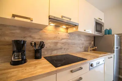Kuhinja ili čajna kuhinja u objektu Helvetia Sunny Apartments - Free Private Parking