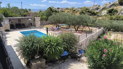 Bazen u objektu Family friendly house with a swimming pool Nemira - Omis - 25212 ili u blizini