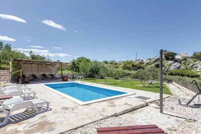 Bazen u objektu Family friendly house with a swimming pool Nemira - Omis - 25212 ili u blizini
