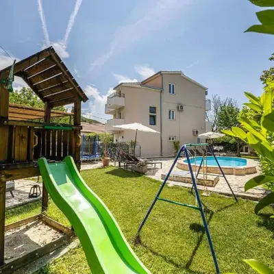 Holiday Home Zrnovnica 06