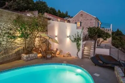 Bazen u objektu Old Tree Villa ili u blizini
