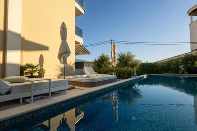 Bazen u objektu Villa Mandalinic ili u blizini