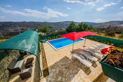 Bazen u objektu Holiday Home Cherry Tree ili u blizini