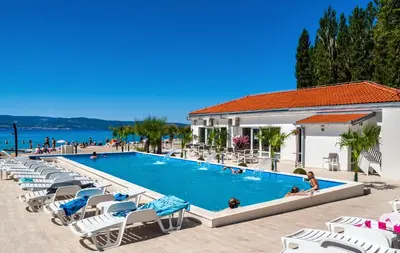 Bazen u objektu Camping Almissa ili u blizini