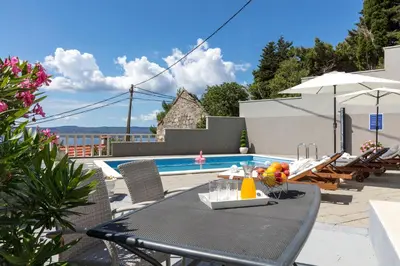 Bazen u objektu Holiday Home Dajana ili u blizini
