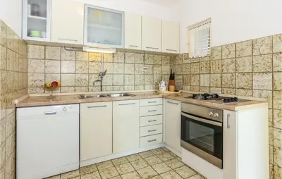 Kuhinja ili čajna kuhinja u objektu Apartment Omis With Sea View 03