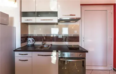Kuhinja ili čajna kuhinja u objektu Apartment Makarska With Sea View 01
