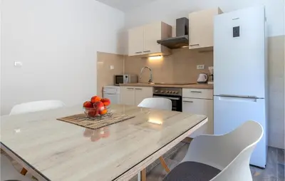Kuhinja ili čajna kuhinja u objektu Apartment Podstrana With Sea View 10